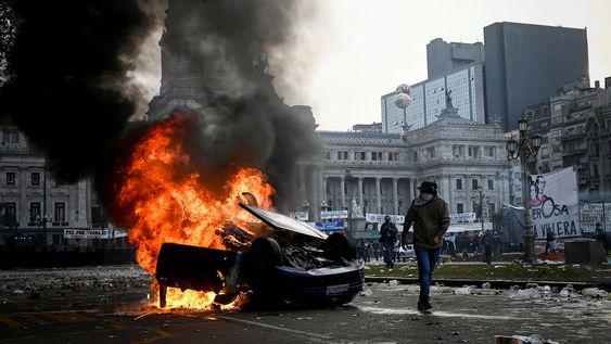 zzzznacp2NOTICIAS ARGENTINAS BAIRES, Un auto arde durante una protesta cerca del Congreso Nacional, el día en que los senadores debaten el proyecto de reforma económica del presidente argentino Javier Milei, conocido como Ley Bases. Foto NA: REUTERS/Mariana Nedelcu