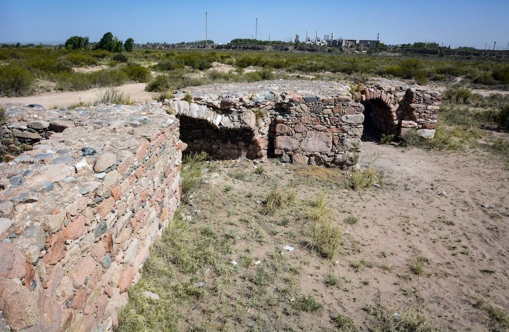 Cultura del agua. Lo que se conserva de esta construcción, hecho en el tiempo en que esta región era parte del Imperio Español, se mantiene a la espera de su puesta en valor. Foto: Nicolás Ríos / Los Andes.