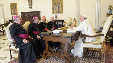 Los Andes | El actual arzobispo de Mendoza, Marcelo Colombo (primero de la izquierda), en un encuentro con el papa y otros obispos, en los tiempos en que el prelado era obispo de La Rioja.