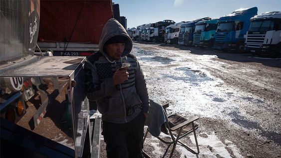 Suman 3.000 los camiones detenidos en distintos puntos de la provincia por el cierre del paso a Chile. Diego Nuñez esperando a que abran el paso a ChileFoto: Ignacio Blanco / Los Andes