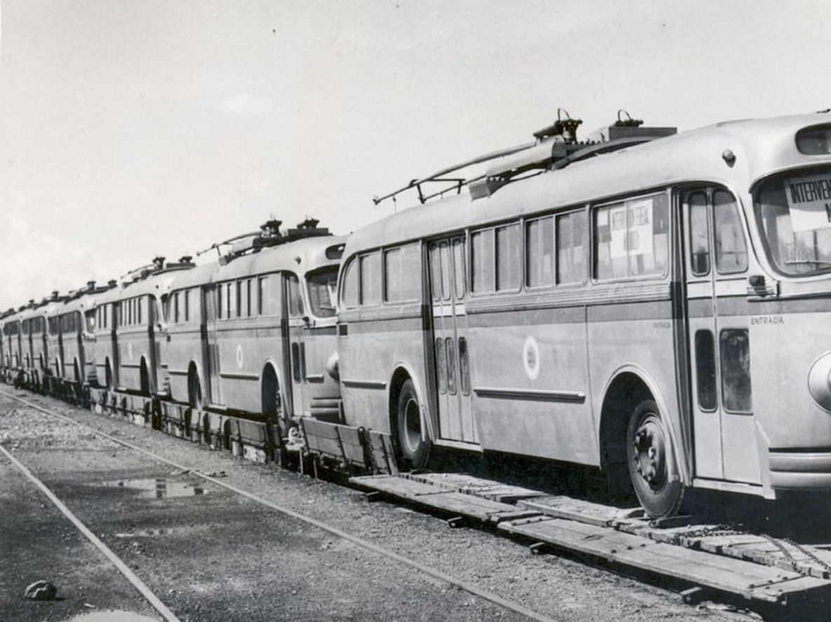 DECADA DE 1950   FECHA: AÑO 1956LUGAR: CIUDAD DE MENDOZAMOTIVO: TRANSPORTE.PRIMEROS TROLEBUSES QUE TRAJERON A MENDOZA.MERCEDES BENZ.ESTACION DEL FERROCARRIL GENERAL SAN MARTIN (AVENIDA SAN MARTIN Y LAS HERAS)GENTILEZA DANTE CIVELLI