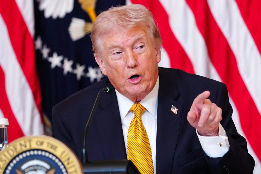 El presidente estadounidense Donald Trump habla durante una reunión con los fideicomisarios del Centro John F. Kennedy para las Artes Escénicas en el Salón Este de la Casa Blanca en Washington.