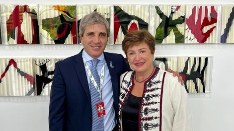 El ministro de Economía Luis Caputo junto a la directora gerente del FMI, Kristalina Georgieva. (Archivo)