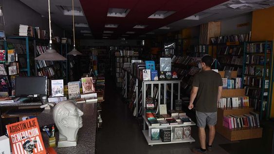 Por varias horas de la tarde, se produjo un corte de energía eléctrica en la provincia de Mendoza, los negocios del centro atendieron a sus clientes a oscuras