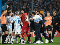 Tras la anulación del gol a Racing&nbsp; y el penal cobrado a favor de Barracas, el entrenador de la Academia, Gustavo Costas, perdió el control y reaccionó contra el árbitro Lamolina.