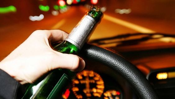 Chocó contra un poste, volcó y sorprendió a los policías con el resultado de la alcoholemia