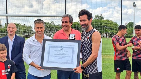 Leandro Busatto, Eduardo Domínguez y el plantel de Colón de Santa Fe. (@leandrobusatto)