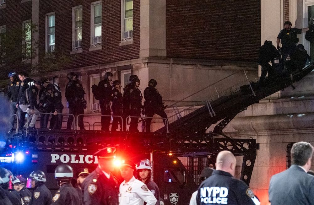 Policías de Nueva York utilizan un vehículo táctico para llegar a un piso superior del edificio Hamilton en el campus de la Universidad de Columbia, el martes 30 de abril de 2024 en Nueva York, Estados Unidos. Cientos de policías entraron en el recinto el martes para poner fin a la ocupación del edificio por parte de manifestantes propalestinos y desalojar un campamento de protesta.(AP Foto/Craig Ruttle)