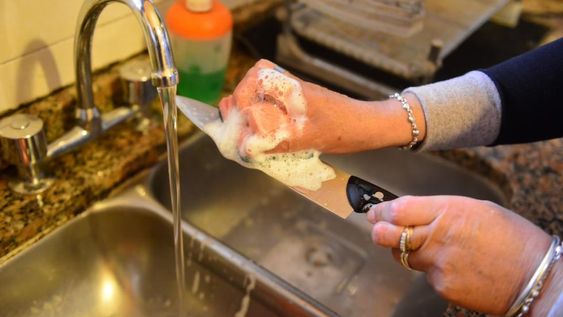 De aplicarse los porcentajes barajados los salarios de las trabajadoras domésticas podrían superar (apenas) los $60.000 en noviembre,  (Nicolás Bravo)