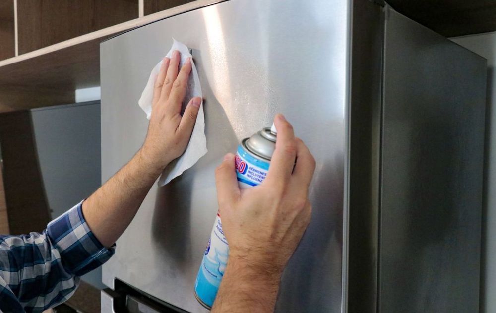 Los desinfectantes y sanitizantes nunca deben mezclarse como productos de limpieza porque pueden generar sustancias peligrosas para la salud.