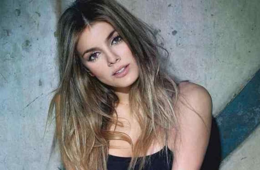 Natalie Pérez se puso sólo las medias y un sombrero para una jugada foto de Instagram