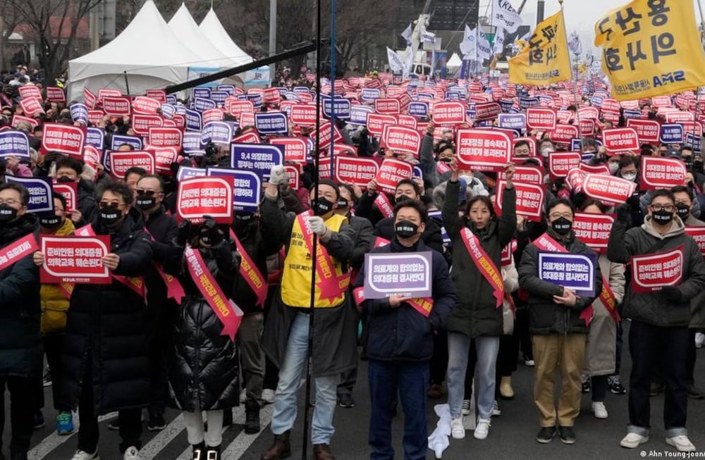 Miles de médicos de alto nivel se manifestaron en Seúl para expresar su apoyo a sus colegas en formación que han estado en huelga durante casi dos semanas por un plan gubernamental que aumentará drásticamente el número de admisiones a las escuelas de medicina.