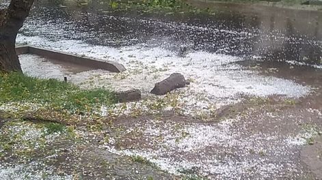 Por las grandes tormentas las calles quedaron anegadas y complicó el traslado de los vecinos.