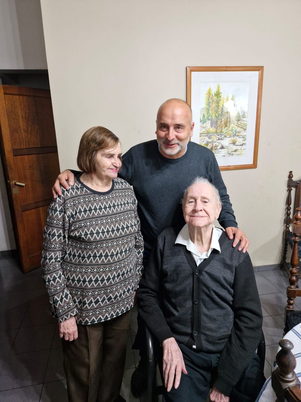 Al cumplir ´90. El meteorólogo Fernando Jara junto a Luis Nilo Gonzalez y su esposa durante el cumpleaños de El señor del Tiempo.