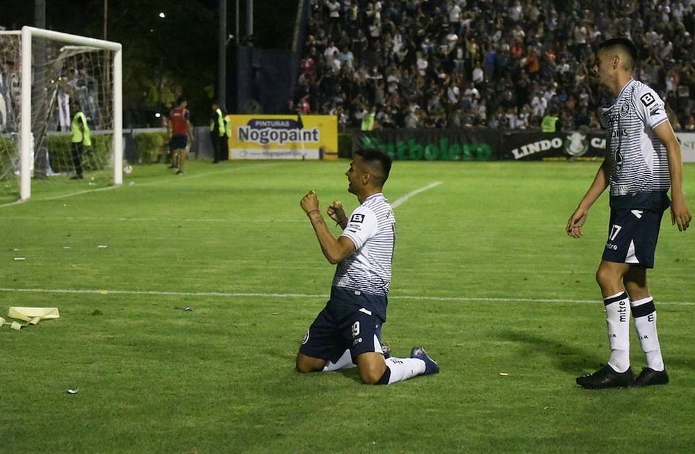 El jugador Cardozo festeja el segundo gol de Independiente Rivadavia en la última victoria (2-1) ante Brown de Adrogué. El Azul ya está clasificado al Reducido por el segundo ascenso y también a la Copa Argentina 2022. Ahora va por la hazaña. / Foto José Gutiérrez.