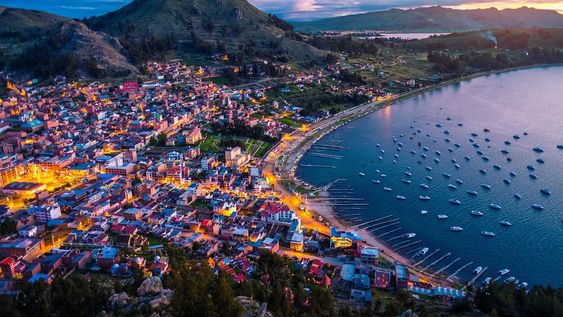 Enclavada a orillas del lago Titicaca y con los imponentes Andes de fondo, la ciudad de Copacabana es famosa por ser una de las entradas a la famosa Isla del Sol, cuna mítica de Inti, el más venerado de los dioses incas.