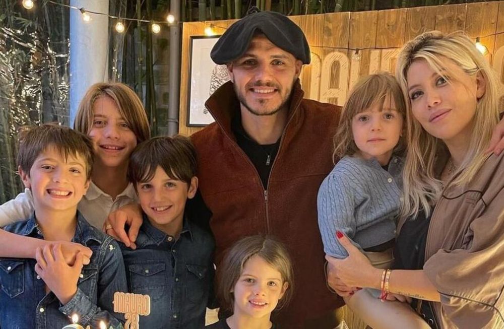 Mauro Icardi y Wanda Nara rodeados por sus hijos en el festejo de cumpleaños del futbolista (Instagram).