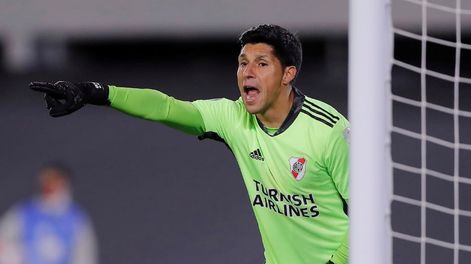 Enzo Pérez se mostró seguro y bien cuidado por sus compañeros de River ante Santa Fe de Bogotá. (AP)