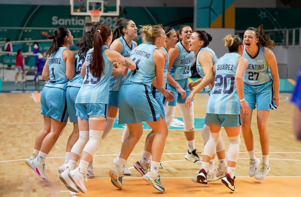 El festejo de la selección argentina femenina que por primera vez en la historia se colgó una medalla en un Juego Panamericano. (@PrensaCOA)