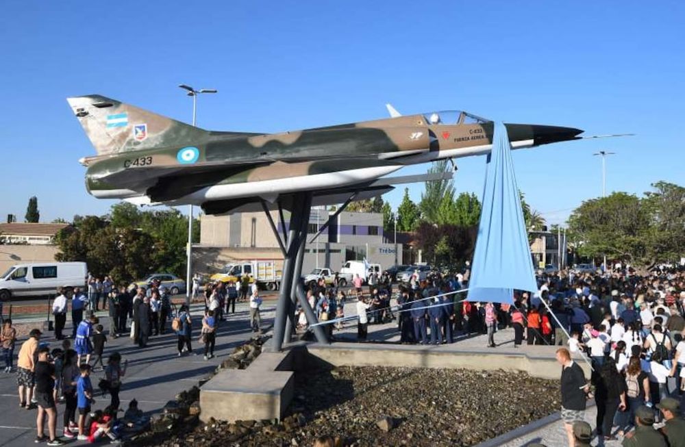 Se trata de medidas que otorgarán reconocimientos a los argentinos que lucharon por la recuperación del archipiélago usurpado. / Foto: Marcelo Rolland / Los Andes