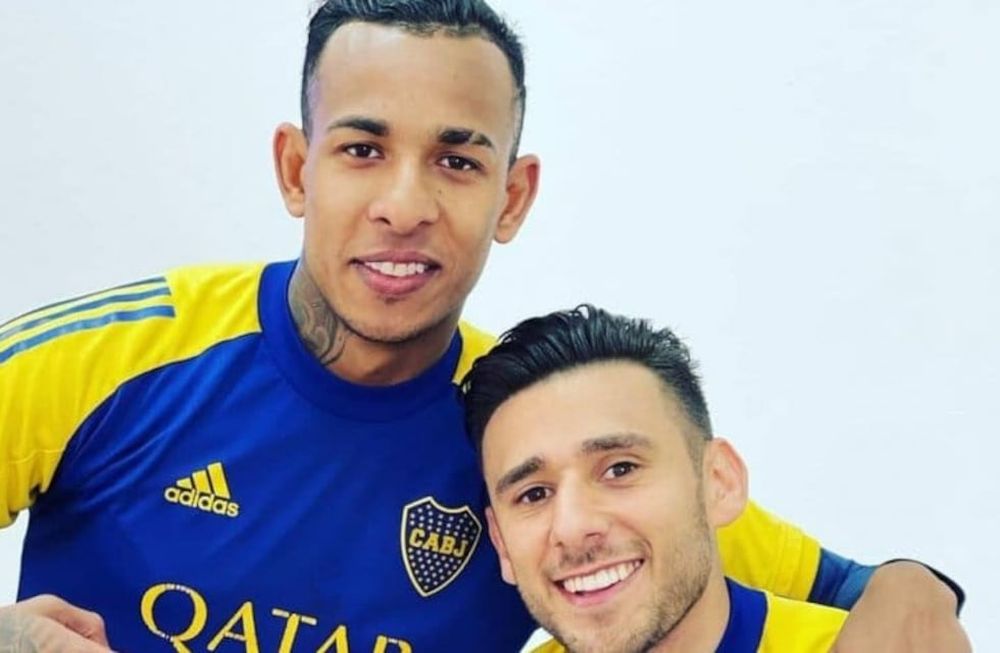 El colombiano Sebasitán Villa se mostró con la ropa de Boca junto a Toto Salvio. / Gentileza.