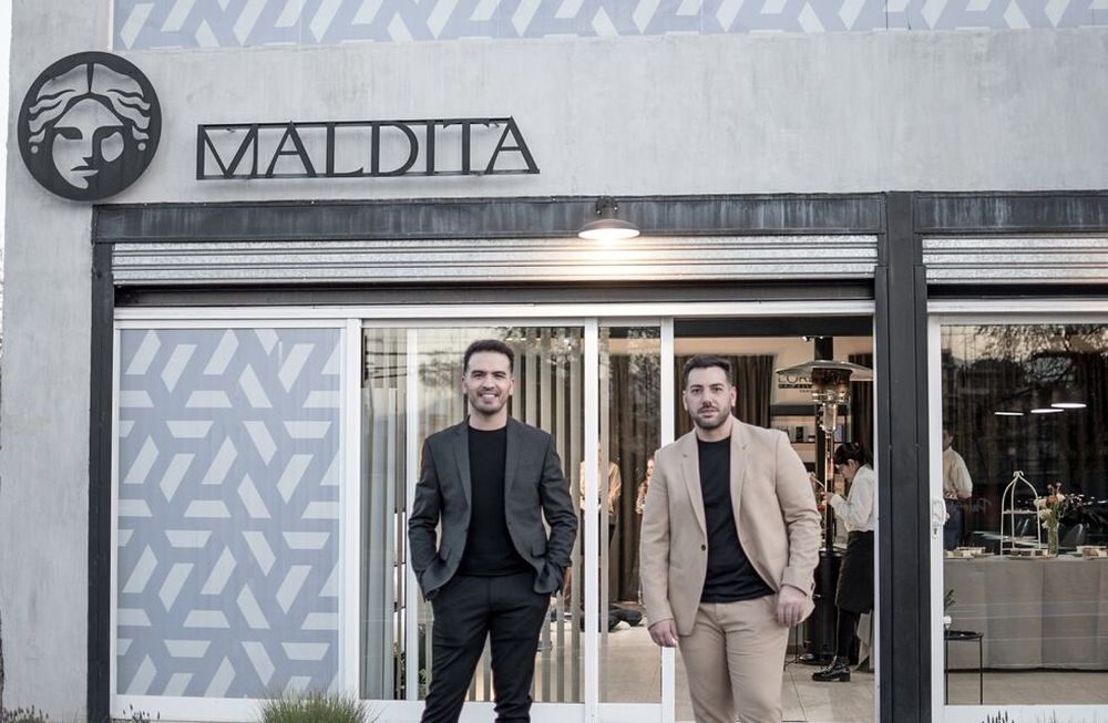 Marito Lluvero y Juan Rauek, los socios fundadores de Maldita, presentan los nuevos productos que incorporan a su marca con un evento en su peluquería.