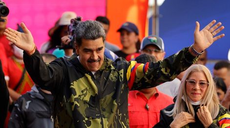 ARCHIVO - El presidente Nicolás Maduro, acompañado por la primera dama Cilia Flores, saluda a sus partidarios durante un evento que conmemora el aniversario del golpe de estado de 1958 que derrocó al dictador Marcos Pérez Jiménez, en Caracas, Venezuela, el 23 de enero de 2024. (AP Foto/Jesús Vargas, Archivo)
