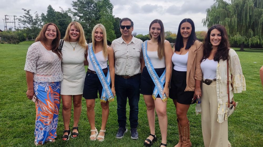 Las reinas de la Vendimia sobrevolaron Mendoza.