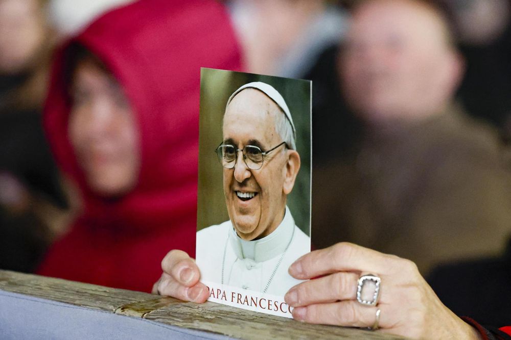 Fieles rezan el Rosario por la salud del papa Francisco, hospitalizado con neumonía, en la Plaza de San Pedro del Vaticano, el 19 de marzo de 2025. El papa Francisco ingresó en el Hospital Agostino Gemelli de Roma el 14 de febrero debido a una infección respiratoria.