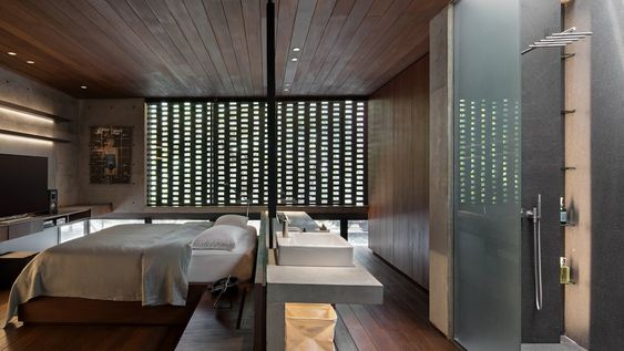 El baño detrás de la cama: 8 dormitorios con baños integrados