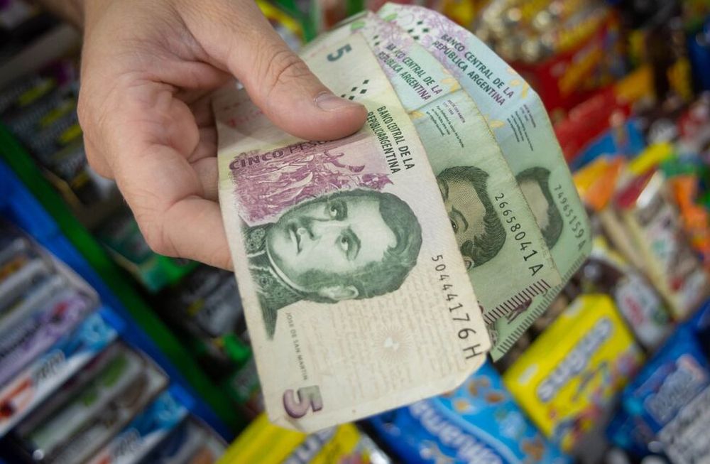 Extienden hasta fines de febrero de 2022 el plazo para canjear los billetes de cinco pesos en los bancos