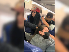 Baajaron a una mujer de un avión tras escupir y humillar a otra pasajera.