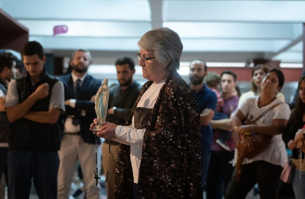 Un grupo de unas 60 personas ingresó al rectorado de la UNCuyo para protestar por la muestra de obras de arte 8M - Manifiestas Visuales que habían sido cuestionadas por la iglesia, luego de rezar comenzaron a romper las obras que estaban expuestas en conmemoración del día de la mujer.  Foto: Ignacio Blanco / Los Andes
