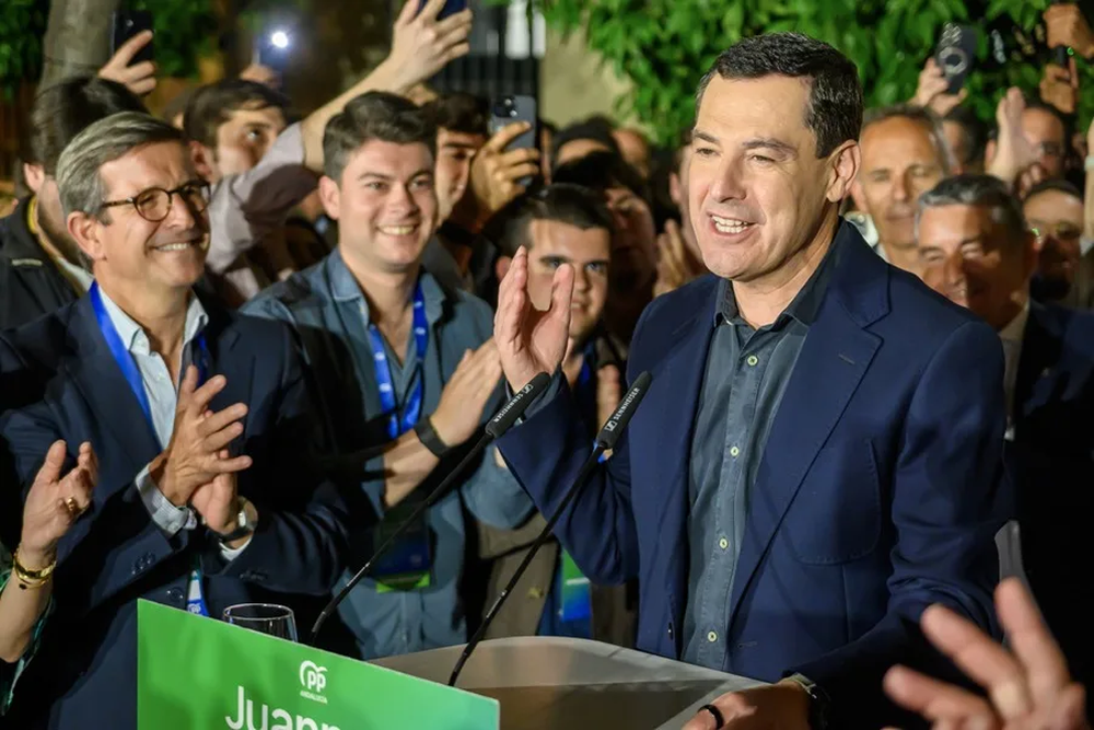 Juanma Moreno (PP), en las puertas de la sede de su partido en Sevilla