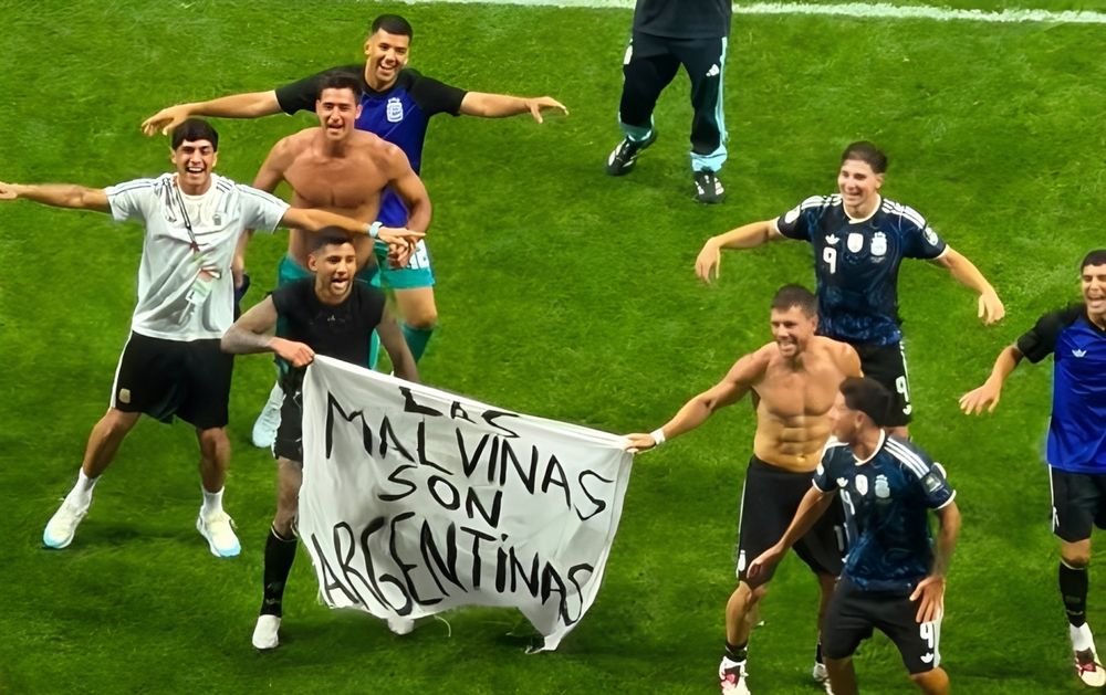 La bandera con la consigna 