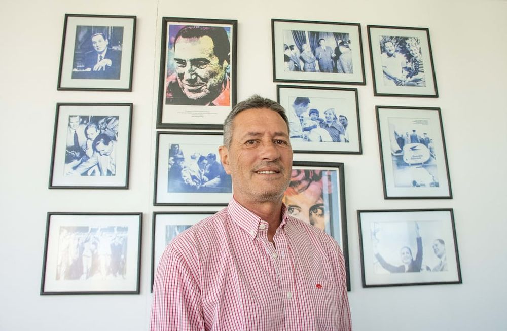 Alejandro Bermejo, senador provincial por el Frente de Todos tiene una fuerte impronta peronista en su despacho. Foto: Mariana Villa / Los Andes