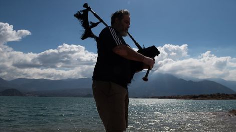 Los Andes | El misterioso gaitero que da una banda de sonido distinta a la montaña mendocina y atrapa con su música. Foto: Ignacio Blanco / Los Andes