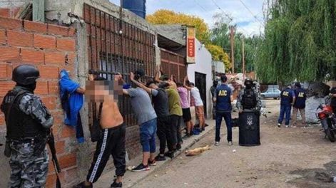 Los Andes | La Agencia de Investigación Criminal (AIC) de Rosario hizo 12 allanamientos en Cerrillos al 3900 por una causa sobre narcotráfico. Detuvieron a 13 personas en el barrio Vía Honda.