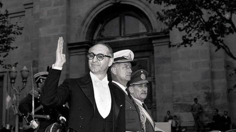 Estilo. Arturo Frondizi asume la presidencia en 1958 (Clarín.com).