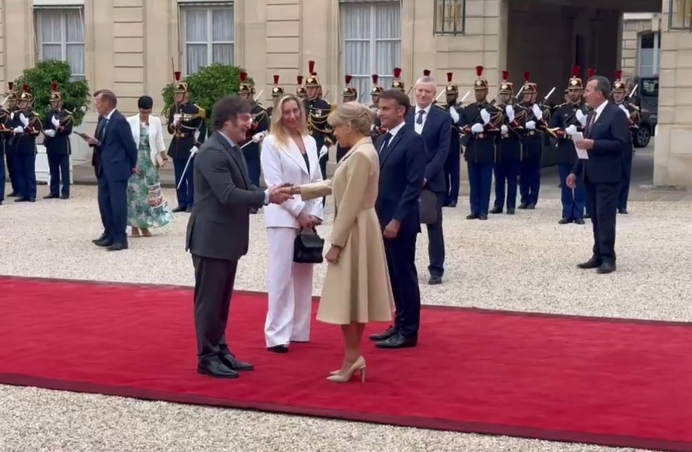 Los Milei fueron recibidos por Emmanuel Macron