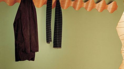 Un abrigo colgando de una percha - Por Rosa Montero