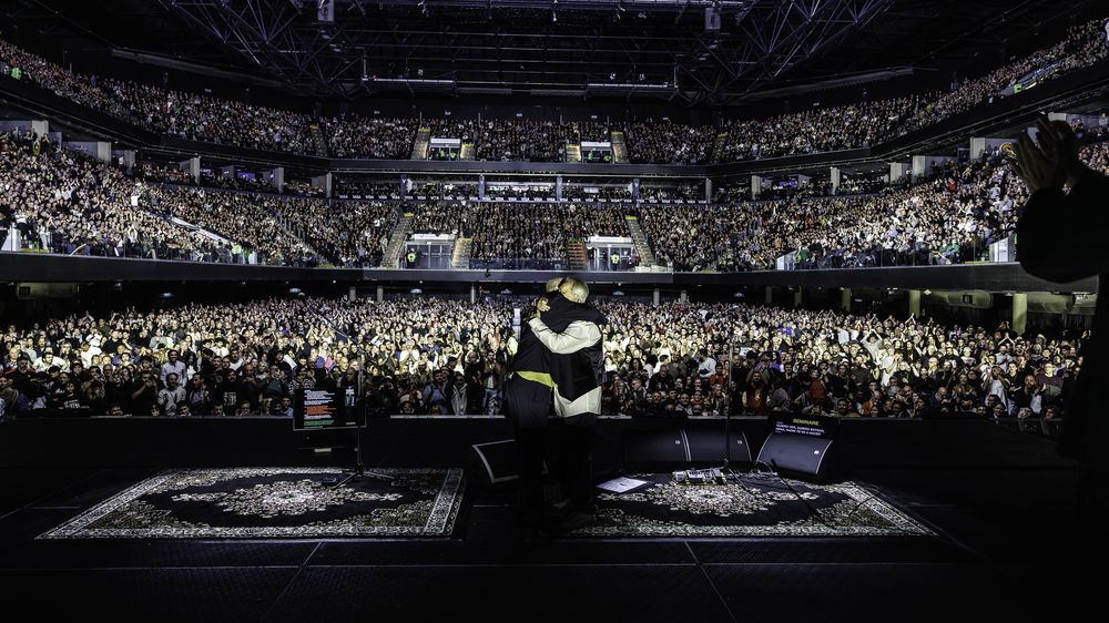 David Lebón y Pedro Aznar, en el show del Movistar Arena dedicado a Serú Girán.