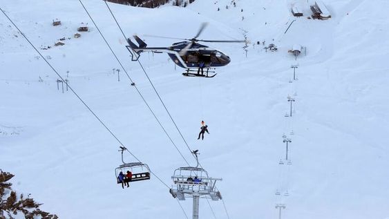 Los esquiadores quedaron varados en las montañas debido a una falla mecánica en la telesilla.