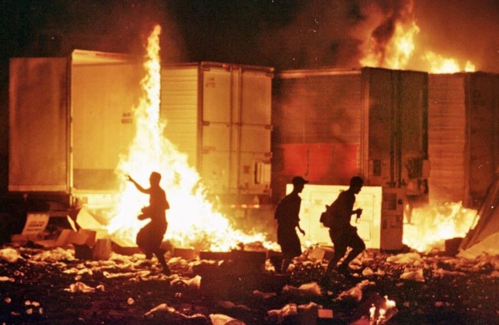 Las escenas de la destrucción de Woodstock 99, tras el último show.
