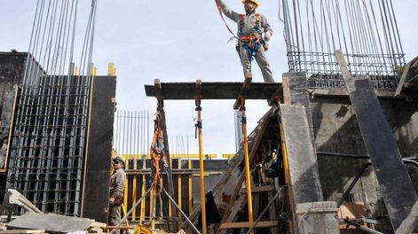 Muchos trabajadores del sector de la construcción optan por abogados privados para llevar sus casos.