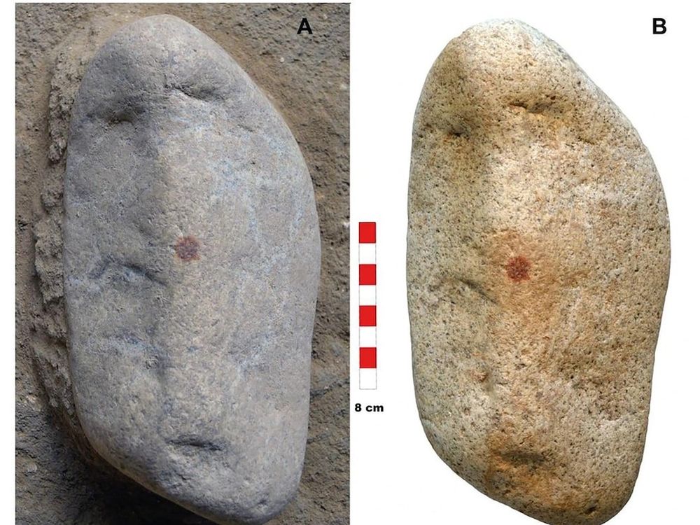 La huella dactilar está en el medio de la piedra. 