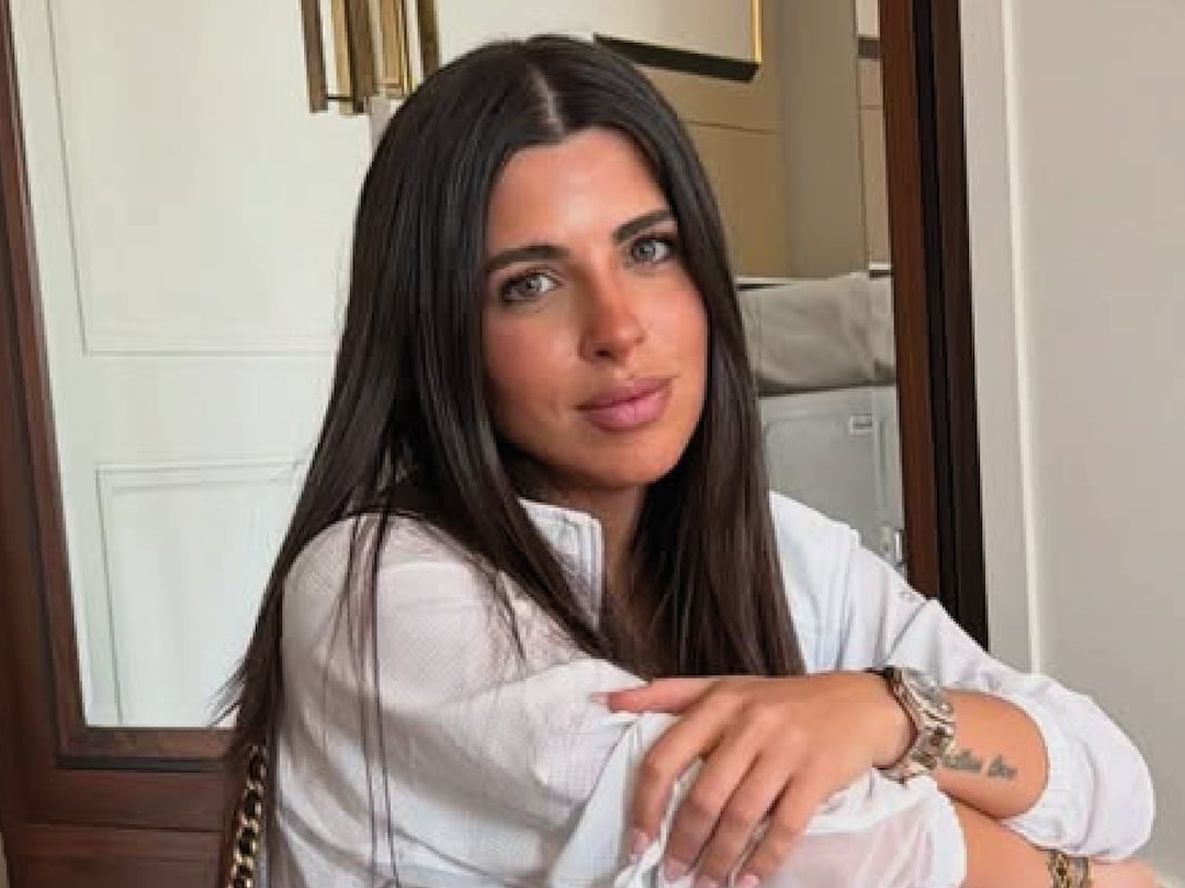 Valentina Cervantes abrió las puertas de su departamento y mostró su living: arañas de cristal y un cuadro de Enzo