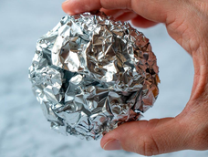 meter bolas de papel aluminio en el freezer: el secreto simple pero efectivo que cada vez hace mas gente