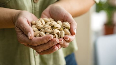 Su efecto es antiinflamatorio y sus nutrientes lo convierten en una alternativa saludable a las comidas pesadas antes de dormir.