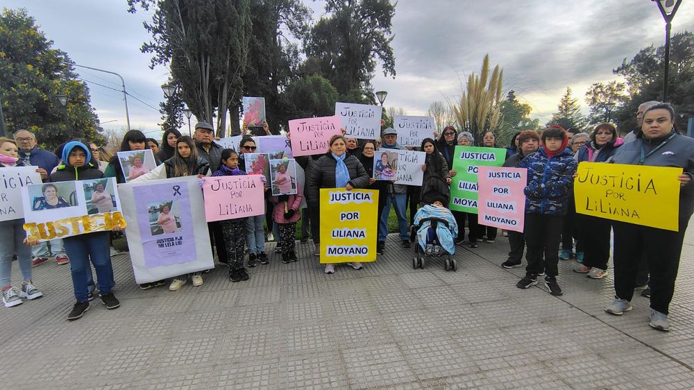 Familiares y allegados de Liliana Moyano participaron de una marcha realizada semanas atrás en la plaza departamental de Tunuyán para pedir justicia por su muerte. El reclamo se mantiene vigente tras la reciente decisión judicial.